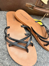 Load image into Gallery viewer, VOLCOM JANDALS - SZ 8
