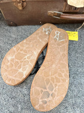 Load image into Gallery viewer, VOLCOM JANDALS - SZ 8
